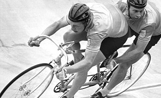 Klaus Kobusch gewann mit Willi Fuggerer (r.) bei den Olympischen Spiele 1964 in Tokio Tandem-Bronze. - Förderverein Radrennbahn Bielefeld Klaus Kobusch gewann mit Willi Fuggerer (r.) bei den Olympischen Spiele 1964 in Tokio Tandem-Bronze. - Förderverein Radrennbahn Bielefeld