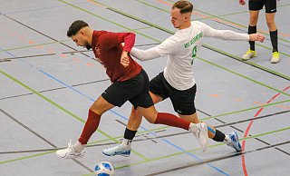 Der FC Altenhagen besiegte in der Vorrunde den VfL Oldentrup (helle Trikots) 2:1. - Andreas Zobe Der FC Altenhagen besiegte in der Vorrunde den VfL Oldentrup (helle Trikots) 2:1. - Andreas Zobe