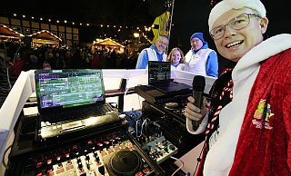 Die Crazy DJs ließen es am Samstag auf dem Rathausplatz richtig krachen. Hier steht Maik Budde am Mischpult. Dahinter stehen Oliver Ritzmann mit Tochter Marilena Ritzmann und Lars Landwehr vom Orga-Team des Vereins zur Förderung der Jugendarbeit in Bünde, der dieses erste Adventswochenende auf dem Rathausplatz überhaupt erst möglich gemacht hat. - Gerald Dunkel Die Crazy DJs ließen es am Samstag auf dem Rathausplatz richtig krachen. Hier steht Maik Budde am Mischpult. Dahinter stehen Oliver Ritzmann mit Tochter Marilena Ritzmann und Lars Landwehr vom Orga-Team des Vereins zur Förderung der Jugendarbeit in Bünde, der dieses erste Adventswochenende auf dem Rathausplatz überhaupt erst möglich gemacht hat. - Gerald Dunkel