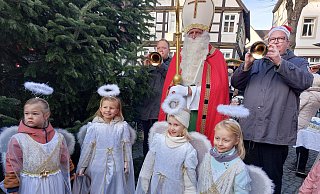 Auch der Nikolaus machte Station beim Delbrücker Adventsmarkt. - Regina Brucksch Auch der Nikolaus machte Station beim Delbrücker Adventsmarkt. - Regina Brucksch