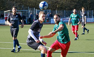 Bersan Töksoz vom VfB Fichte (rechts) bleibt Zweikampfsieger gegen den Gadderbaumer Hendrik Horstmeier. - Andreas Zobe Bersan Töksoz vom VfB Fichte (rechts) bleibt Zweikampfsieger gegen den Gadderbaumer Hendrik Horstmeier. - Andreas Zobe