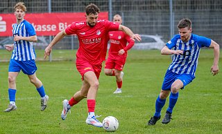 Iven Sielemann (am Ball) erzielte das zwischenzeitliche 5:0 für den VfL Theesen. - Andreas Zobe Iven Sielemann (am Ball) erzielte das zwischenzeitliche 5:0 für den VfL Theesen. - Andreas Zobe