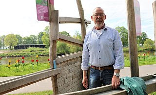 Martin Irgang, neuer Vorsitzender des LGS-Fördervereins, an der Murmelbahn. Im Hintergrund haben die Schulen aus Höxter erneut die Weserpromenade mit Kunstobjekten bestückt. - Simone Flörke Martin Irgang, neuer Vorsitzender des LGS-Fördervereins, an der Murmelbahn. Im Hintergrund haben die Schulen aus Höxter erneut die Weserpromenade mit Kunstobjekten bestückt. - Simone Flörke