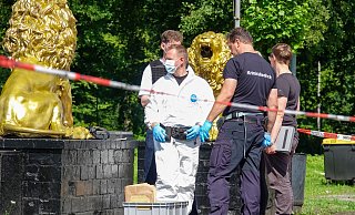 Direkt vor den goldenen Löwen vor der Brackweder Disco Prime fand die Messerattacke statt. - Paul Brinkmann Direkt vor den goldenen Löwen vor der Brackweder Disco Prime fand die Messerattacke statt. - Paul Brinkmann