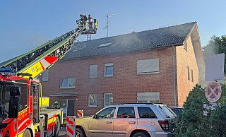 Bei dem Einsatz in der Paderborner Stadtheide setzt die Feuerwehr eine Drehleiter ein. - Ralph Meyer Bei dem Einsatz in der Paderborner Stadtheide setzt die Feuerwehr eine Drehleiter ein. - Ralph Meyer
