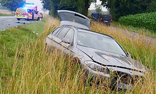 Bei einem Verkehrsunfall auf der Bundesstraße 64 bei Altenbeken wurden am Dienstagmorgen zwei Menschen verletzt. Die Bundesstraße blieb während des Feuerwehreinsatzes voll gesperrt. - Ralph Meyer Bei einem Verkehrsunfall auf der Bundesstraße 64 bei Altenbeken wurden am Dienstagmorgen zwei Menschen verletzt. Die Bundesstraße blieb während des Feuerwehreinsatzes voll gesperrt. - Ralph Meyer