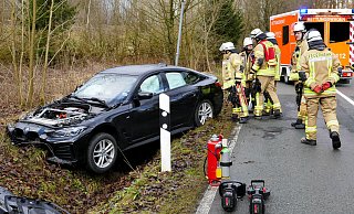 Verletzt wurde der 49-jährige Fahrer eines vollelektrischen BMW i4 bei einem Verkehrsunfall auf der Bollerbornstraße. (L755) in Altenbeken. - Ralph Meyer Verletzt wurde der 49-jährige Fahrer eines vollelektrischen BMW i4 bei einem Verkehrsunfall auf der Bollerbornstraße. (L755) in Altenbeken. - Ralph Meyer