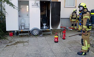 Halb ausgebrannt ist dieser Toilettenwagen auf einer Baustelle des St. Johannisstiftes am Fürstenweg. - Ralph Meyer Halb ausgebrannt ist dieser Toilettenwagen auf einer Baustelle des St. Johannisstiftes am Fürstenweg. - Ralph Meyer