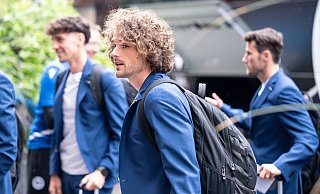 Kaptiän Mael Corboz und der Arminia-Tross erreichen um kurz vor 14 Uhr ihr Berliner Hotel. - Teresa Kroeger/RHR-FOTO Kaptiän Mael Corboz und der Arminia-Tross erreichen um kurz vor 14 Uhr ihr Berliner Hotel. - Teresa Kroeger/RHR-FOTO