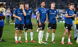 Für Florian Micheler, Arne Sicker, Vincent Ocansey, Julian Kania und Joel Grodowski (v.l.) war es kein guter Abend. Nur Arminia-Maskottchen Lohmann hat seine gute Laune nicht verloren. Foto: Teresa Kroeger - Teresa Kroeger Für Florian Micheler, Arne Sicker, Vincent Ocansey, Julian Kania und Joel Grodowski (v.l.) war es kein guter Abend. Nur Arminia-Maskottchen Lohmann hat seine gute Laune nicht verloren. Foto: Teresa Kroeger - Teresa Kroeger