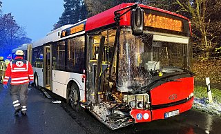 Bei der Kollision rammte der Unfall verursachende Audi den Linienbus im Frontbereich. Der Busfahrer und vier Fahrgäste wurden leicht verletzt. - Ralph Meyer Bei der Kollision rammte der Unfall verursachende Audi den Linienbus im Frontbereich. Der Busfahrer und vier Fahrgäste wurden leicht verletzt. - Ralph Meyer
