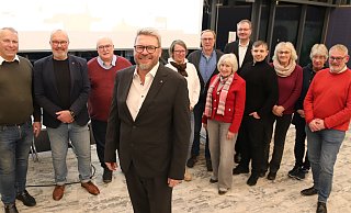 Die Oerlinghauser Sozialdemokraten haben Peter Heepmann (vorn) als ihren Kandidaten für die Bürgermeisterwahl im September benannt. Um einen Sitz im Rat bewerben sich bei der Kommunalwahl im September Matthias Brune (v. l.), Peter Jong, Reinhard Wollny, Sandra Neuber-Richeton, Jürgen Nolte, Ursula Flehmer, Volker Neuhöfer, Patrick Kissner, Susanne Schellhase, Angela Paporovic und Andreas Berkemeier. Nicht im Bild sind Frauke Kleemeier, Selina Sonnenberg, Stephan Ostheider und Ulrich Fillies. - Knut Dinter Die Oerlinghauser Sozialdemokraten haben Peter Heepmann (vorn) als ihren Kandidaten für die Bürgermeisterwahl im September benannt. Um einen Sitz im Rat bewerben sich bei der Kommunalwahl im September Matthias Brune (v. l.), Peter Jong, Reinhard Wollny, Sandra Neuber-Richeton, Jürgen Nolte, Ursula Flehmer, Volker Neuhöfer, Patrick Kissner, Susanne Schellhase, Angela Paporovic und Andreas Berkemeier. Nicht im Bild sind Frauke Kleemeier, Selina Sonnenberg, Stephan Ostheider und Ulrich Fillies. - Knut Dinter