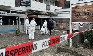 Die Polizei ermittelt nach einer Explosion an der Otto-Brenner-Straße in Bielefeld und sichert Spuren. - Paul Brinkmann Die Polizei ermittelt nach einer Explosion an der Otto-Brenner-Straße in Bielefeld und sichert Spuren. - Paul Brinkmann