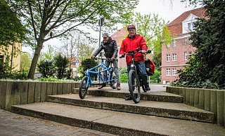 Radfahrer, die von der Bergertorstraße in Richtung City wollen, müssen eine besondere Hürde nehmen. Mitten auf dem Radweg tauchen plötzlich Treppenstufen auf. - Moritz Trinsch Radfahrer, die von der Bergertorstraße in Richtung City wollen, müssen eine besondere Hürde nehmen. Mitten auf dem Radweg tauchen plötzlich Treppenstufen auf. - Moritz Trinsch