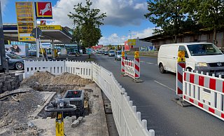 Barken grenzen die Baustelle auf der Eckendorfer Straße in Bielefeld schon jetzt vom Verkehr ab. - Andreas Zobe Barken grenzen die Baustelle auf der Eckendorfer Straße in Bielefeld schon jetzt vom Verkehr ab. - Andreas Zobe