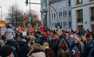 Bis zu 1.400 Personen demonstrierten vor der Parteizentrale der CDU Paderborn. - Julia Spiekerkötter Bis zu 1.400 Personen demonstrierten vor der Parteizentrale der CDU Paderborn. - Julia Spiekerkötter