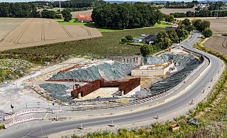 Es gibt Bauprojekte, die unter keinem guten Stern stehen. Dazu zählt wohl auch der Lückenschluss der Ostwestfalenstraße, der Landesstraße 712n. Das rund 2,6 Kilometer lange Verlängerungsstück zwischen Altenhagen und der Herforder Straße sollte mit dazugehöriger Brückenquerung über die Elverdisser Straße bereits im Sommer 2025 fertig sein. Doch anstelle einer hohen Brücke befindet sich an der Stelle ein tiefes Bauloch mit unfertigen, vor sich hin rostenden Stahlbetonfundamenten. - Stefan Gerold Es gibt Bauprojekte, die unter keinem guten Stern stehen. Dazu zählt wohl auch der Lückenschluss der Ostwestfalenstraße, der Landesstraße 712n. Das rund 2,6 Kilometer lange Verlängerungsstück zwischen Altenhagen und der Herforder Straße sollte mit dazugehöriger Brückenquerung über die Elverdisser Straße bereits im Sommer 2025 fertig sein. Doch anstelle einer hohen Brücke befindet sich an der Stelle ein tiefes Bauloch mit unfertigen, vor sich hin rostenden Stahlbetonfundamenten. - Stefan Gerold