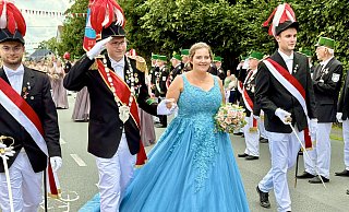 Das junge Königspaar wurde beim Abholen an der Königsresidenz mit begeistertem Jubel empfangen. Pia Nölleke trug beim Festumzug ein glitzernderes Traumkleid in Türkis. - Carola Drabon Das junge Königspaar wurde beim Abholen an der Königsresidenz mit begeistertem Jubel empfangen. Pia Nölleke trug beim Festumzug ein glitzernderes Traumkleid in Türkis. - Carola Drabon