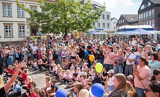 Wenn die Kinder von der SpVg Heepen auf der Bühne stehen und tanzen, ist der Amtsplatz rappelvoll und die Stimmung gut. - Felix Brenneke Wenn die Kinder von der SpVg Heepen auf der Bühne stehen und tanzen, ist der Amtsplatz rappelvoll und die Stimmung gut. - Felix Brenneke