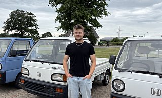 Dominic Brinkmann vor seinen Kei-Trucks. Auf dem Foto gut erkennbar: Die Unterschiede zwischen den in Deutschland zugelassenen eckigen Scheinwerfern und dem runden Original aus Japan. - Zoé Zacharias Dominic Brinkmann vor seinen Kei-Trucks. Auf dem Foto gut erkennbar: Die Unterschiede zwischen den in Deutschland zugelassenen eckigen Scheinwerfern und dem runden Original aus Japan. - Zoé Zacharias