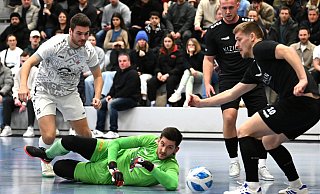Im Duell zwischen dem TuS Jöllenbeck und dem VfL Theesen ging es hoch her. Unser Bild zeigt von links: Tim Milse (Jöllenbeck) sowie die Theesener Dominic Breese, Tom Fuhrmann und Benedikt Ganz. - Barbara Franke Im Duell zwischen dem TuS Jöllenbeck und dem VfL Theesen ging es hoch her. Unser Bild zeigt von links: Tim Milse (Jöllenbeck) sowie die Theesener Dominic Breese, Tom Fuhrmann und Benedikt Ganz. - Barbara Franke