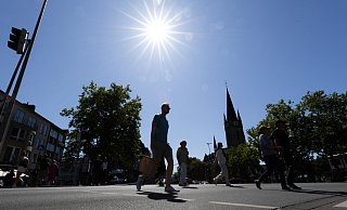 Passanten laufen in der heißen Nachmittagssonne über die Westerntor-Kreuzung in Paderborn. - Niklas Tüns Passanten laufen in der heißen Nachmittagssonne über die Westerntor-Kreuzung in Paderborn. - Niklas Tüns