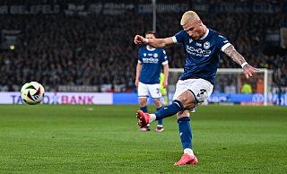 Louis Oppies linker Fuß ist gefürchtet. Hier bereitet Arminias Linksverteidiger das 2:1 gegen Bayer Leverkusen mustergültig vor. - Teresa Kroeger Louis Oppies linker Fuß ist gefürchtet. Hier bereitet Arminias Linksverteidiger das 2:1 gegen Bayer Leverkusen mustergültig vor. - Teresa Kroeger