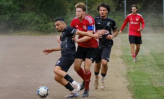 FC Türk Sports Zugang Hakan Baris wird beim 0:2 von einem Spieler des TuS Lipperreihe bedrängt. - az FC Türk Sports Zugang Hakan Baris wird beim 0:2 von einem Spieler des TuS Lipperreihe bedrängt. - az