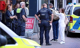 Polizisten überprüfen die Personalien der beiden 27-jährigen Tatverdächtigen. - Patrick Menzel Polizisten überprüfen die Personalien der beiden 27-jährigen Tatverdächtigen. - Patrick Menzel