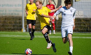 Bei Wellensieks 1:2 gegen Türkgücü Gütersloh hat VfR-Mann Florian Lotthammer in dieser Szene die Nase vorn. - Andreas Zobe Bei Wellensieks 1:2 gegen Türkgücü Gütersloh hat VfR-Mann Florian Lotthammer in dieser Szene die Nase vorn. - Andreas Zobe