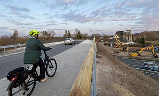Die Brücke über die B1 an der Mastbruchstraße in Paderborn-Schloß Neuhaus ist wieder freigegeben. - Niklas Tüns Die Brücke über die B1 an der Mastbruchstraße in Paderborn-Schloß Neuhaus ist wieder freigegeben. - Niklas Tüns