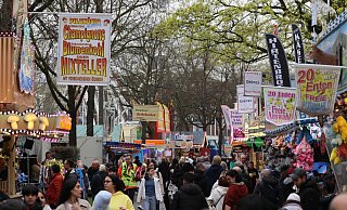 OWLs Volksfeste ziehen jährliche Tausende Besucher an. Für die Kommunen ist die Absicherung der Veranstaltungen eine riesige Herausforderung – die sich nicht jeder leisten kann. - Claus Frickemeier OWLs Volksfeste ziehen jährliche Tausende Besucher an. Für die Kommunen ist die Absicherung der Veranstaltungen eine riesige Herausforderung – die sich nicht jeder leisten kann. - Claus Frickemeier