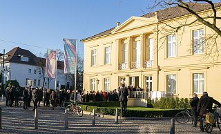 Riesiger Andrang herrschte bei der Eröffnung des Hermann-Stenner-Kunstforums an der Obernstraße im Januar 2019. Heute hat es eine weiße Fassade. - Dennis Angenendt Riesiger Andrang herrschte bei der Eröffnung des Hermann-Stenner-Kunstforums an der Obernstraße im Januar 2019. Heute hat es eine weiße Fassade. - Dennis Angenendt