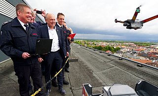 Selbst bei extrem böigem Wind gelingt die Landung der Drohne nach dem Erkundungsflug. Darüber freuen sich (v. l.) Mark Nigriny, Christoph Rüther und Stephan Reckhaus. - Ralph Meyer Selbst bei extrem böigem Wind gelingt die Landung der Drohne nach dem Erkundungsflug. Darüber freuen sich (v. l.) Mark Nigriny, Christoph Rüther und Stephan Reckhaus. - Ralph Meyer