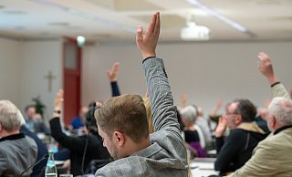 Stadträte stimmen während einer Sitzung ab. Der AfD-Zuwachs verändert in vielen Rathäusern die politische Lage. - picture alliance/dpa Stadträte stimmen während einer Sitzung ab. Der AfD-Zuwachs verändert in vielen Rathäusern die politische Lage. - picture alliance/dpa