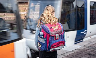 Ein kostenloses Bus- und Bahnticket für alle Bielefelder Schüler, so wie anderswo, würde viel Ärger und Verwaltungsaufwand sparen, sagen Eltern seit Jahren. - Felix Brenneke Ein kostenloses Bus- und Bahnticket für alle Bielefelder Schüler, so wie anderswo, würde viel Ärger und Verwaltungsaufwand sparen, sagen Eltern seit Jahren. - Felix Brenneke