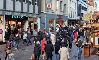 Zeit zum Shoppen: Am ersten Advent öffneten die Geschäfte in der Paderborner Innenstadt. - Viktoria Bartsch Zeit zum Shoppen: Am ersten Advent öffneten die Geschäfte in der Paderborner Innenstadt. - Viktoria Bartsch