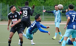 In der Fußball-Bezirksliga lieferten sich SuK Canlar und SC Hicret ein spannendes Spiel. - Andreas Zobe In der Fußball-Bezirksliga lieferten sich SuK Canlar und SC Hicret ein spannendes Spiel. - Andreas Zobe