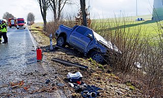 Während eines Hagelschauers verlor der 22-jährige Fahrer eines Pickups bei einem Überholmanöver die Kontrolle über sein Fahrzeug. - Ralph Meyer Während eines Hagelschauers verlor der 22-jährige Fahrer eines Pickups bei einem Überholmanöver die Kontrolle über sein Fahrzeug. - Ralph Meyer