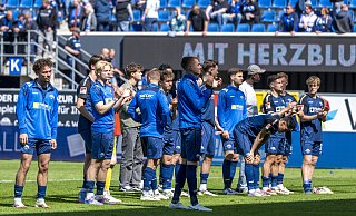 Die Paderborner Spieler stehen nach dem 1:1 gegen Elversberg vor ihren Fans. - picture alliance/dpa Die Paderborner Spieler stehen nach dem 1:1 gegen Elversberg vor ihren Fans. - picture alliance/dpa