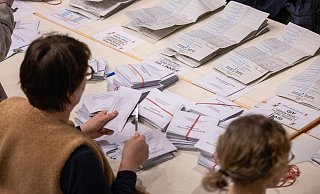 Bei der Bundestagswahl sind Wahlhelfer in Herford bei der Auszählung der Stimmen gestört worden. Mehr Streifenteams des Ordnungsamtes sollen das bei der Kommunalwahl am Sonntag verhindern. - Archiv: Niklas Tüns Bei der Bundestagswahl sind Wahlhelfer in Herford bei der Auszählung der Stimmen gestört worden. Mehr Streifenteams des Ordnungsamtes sollen das bei der Kommunalwahl am Sonntag verhindern. - Archiv: Niklas Tüns