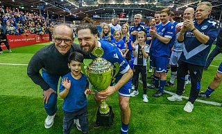 Stadtwerke-Geschäftsführer Martin Uekmann (l.) hat DSC-Kapitän David Ulm den Pokal überreicht. Die Traditionsmannschaft von Arminia Bielefeld gewinnt den Legendenkick. - Andreas Zobe Stadtwerke-Geschäftsführer Martin Uekmann (l.) hat DSC-Kapitän David Ulm den Pokal überreicht. Die Traditionsmannschaft von Arminia Bielefeld gewinnt den Legendenkick. - Andreas Zobe