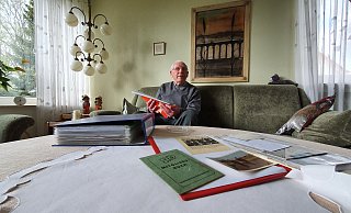 Das Foto entstand zum 90. Geburtstag von Siegfried Hagemann im Jahr 2021. Vor ihm auf dem Tisch liegt ein nur kleiner Teil seines persönlichen Archivs und natürlich sein Parteibuch. - Gerald Dunkel Das Foto entstand zum 90. Geburtstag von Siegfried Hagemann im Jahr 2021. Vor ihm auf dem Tisch liegt ein nur kleiner Teil seines persönlichen Archivs und natürlich sein Parteibuch. - Gerald Dunkel