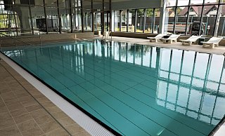 Am Kursbecken im dreieinhalb Jahre jungen Hallenbad haben sich Fliesen gelöst - ebenso wie an den Ablagefächern für Handtücher. - Simone Flörke/Archiv Am Kursbecken im dreieinhalb Jahre jungen Hallenbad haben sich Fliesen gelöst - ebenso wie an den Ablagefächern für Handtücher. - Simone Flörke/Archiv