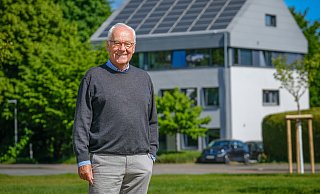 Volker Crayen vor dem Architekturbüro an der Stapenhorststraße: das Bürogebäude wurde als Holzbau aufgestockt. Die Photovoltaikanlage wurde flächenbündig eingebaut. - Andreas Zobe Volker Crayen vor dem Architekturbüro an der Stapenhorststraße: das Bürogebäude wurde als Holzbau aufgestockt. Die Photovoltaikanlage wurde flächenbündig eingebaut. - Andreas Zobe