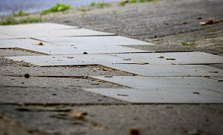 Ein genauer Blick auf die Stelle zeigt: Gerade liegen die Pflastersteine nicht. Wer die Füße nicht richtig hebt, kann schnell stolpern und stürzen. - Moritz Trinsch Ein genauer Blick auf die Stelle zeigt: Gerade liegen die Pflastersteine nicht. Wer die Füße nicht richtig hebt, kann schnell stolpern und stürzen. - Moritz Trinsch
