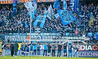 Die Mannschaft des SC Paderborn 07 jubelt nach dem 2:0-Sieg über den Hamburger SV mit den eigenen Fans. - Besim Mazhiqi Die Mannschaft des SC Paderborn 07 jubelt nach dem 2:0-Sieg über den Hamburger SV mit den eigenen Fans. - Besim Mazhiqi