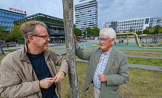 Im letzten Sommergespräch dieser Saison diskutiert Elmar Brok (r.) mit NW-Redakteur Stefan Brams über Bielefeld. - Andreas Zobe Im letzten Sommergespräch dieser Saison diskutiert Elmar Brok (r.) mit NW-Redakteur Stefan Brams über Bielefeld. - Andreas Zobe