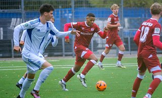 Arminias Torschütze zum 1:0 Marc Gouiffe A Goufan treibt gegen Schalke den Ball nach vorn. - az