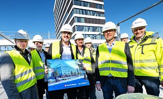 Mit Nachbar H1 im Hintergrund und Bild vom fertigen NW-Neubau: Geschäftsführer Klaus Schrotthofer (Mitte), Verlagsleiter Axel Walker und Goldbeck-Geschäftsführer Jörg-Uwe (vorn, v. r.) und Bauteam beim Richtfest auf der Dachterrasse des sechsgeschossigen Neubaus. - Barbara Franke Mit Nachbar H1 im Hintergrund und Bild vom fertigen NW-Neubau: Geschäftsführer Klaus Schrotthofer (Mitte), Verlagsleiter Axel Walker und Goldbeck-Geschäftsführer Jörg-Uwe (vorn, v. r.) und Bauteam beim Richtfest auf der Dachterrasse des sechsgeschossigen Neubaus. - Barbara Franke